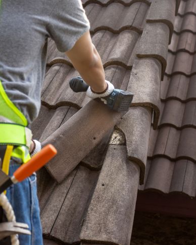 repairing-broken-roof-tiles2-388x483 repairing broken roof tiles on a house in